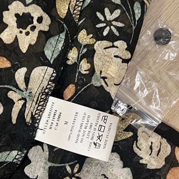 Sadie & Sage Daydreams Floral Blouse Size M - Picture 5 of 10